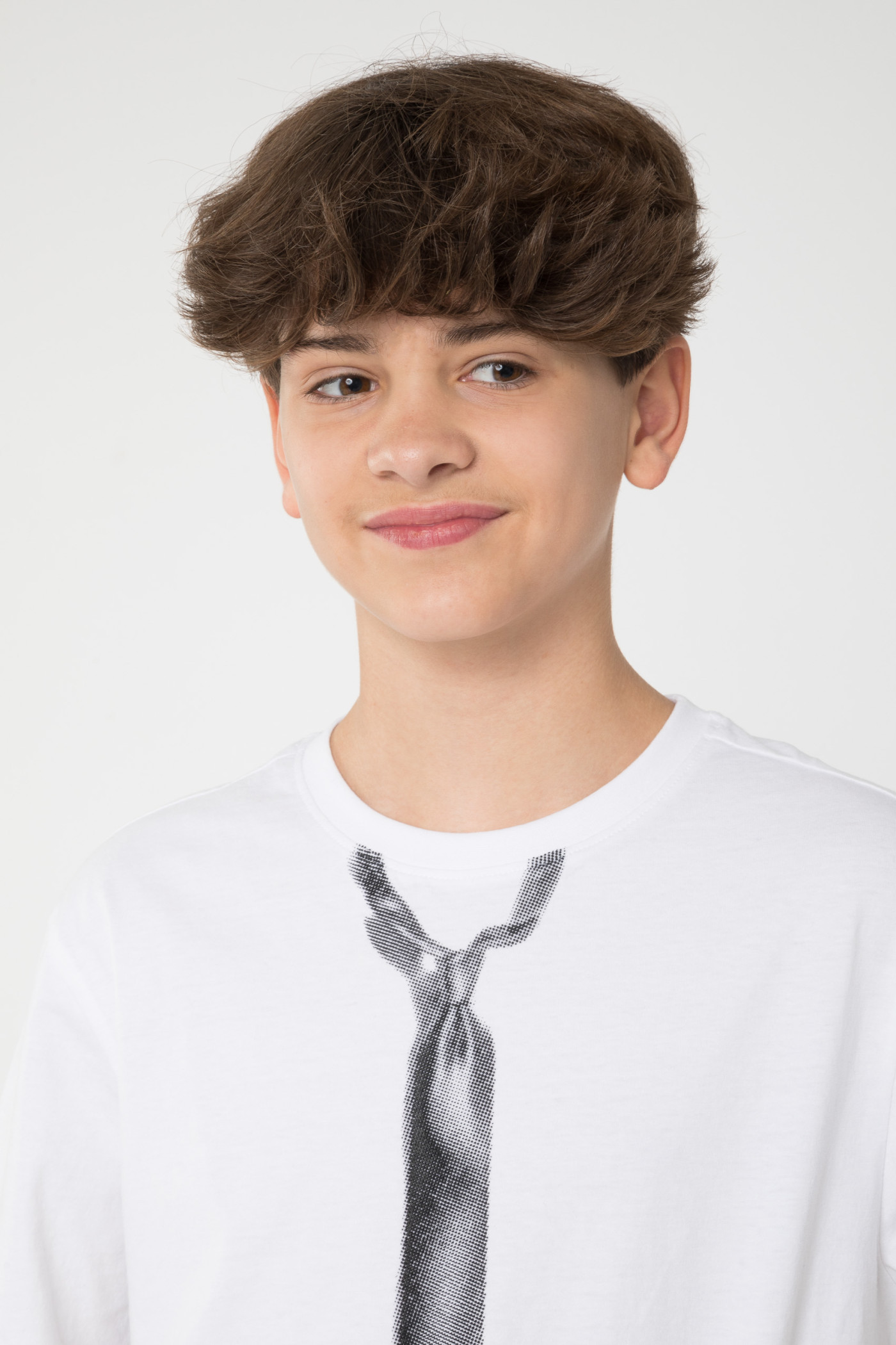 Biały T-shirt z motywem krawatu