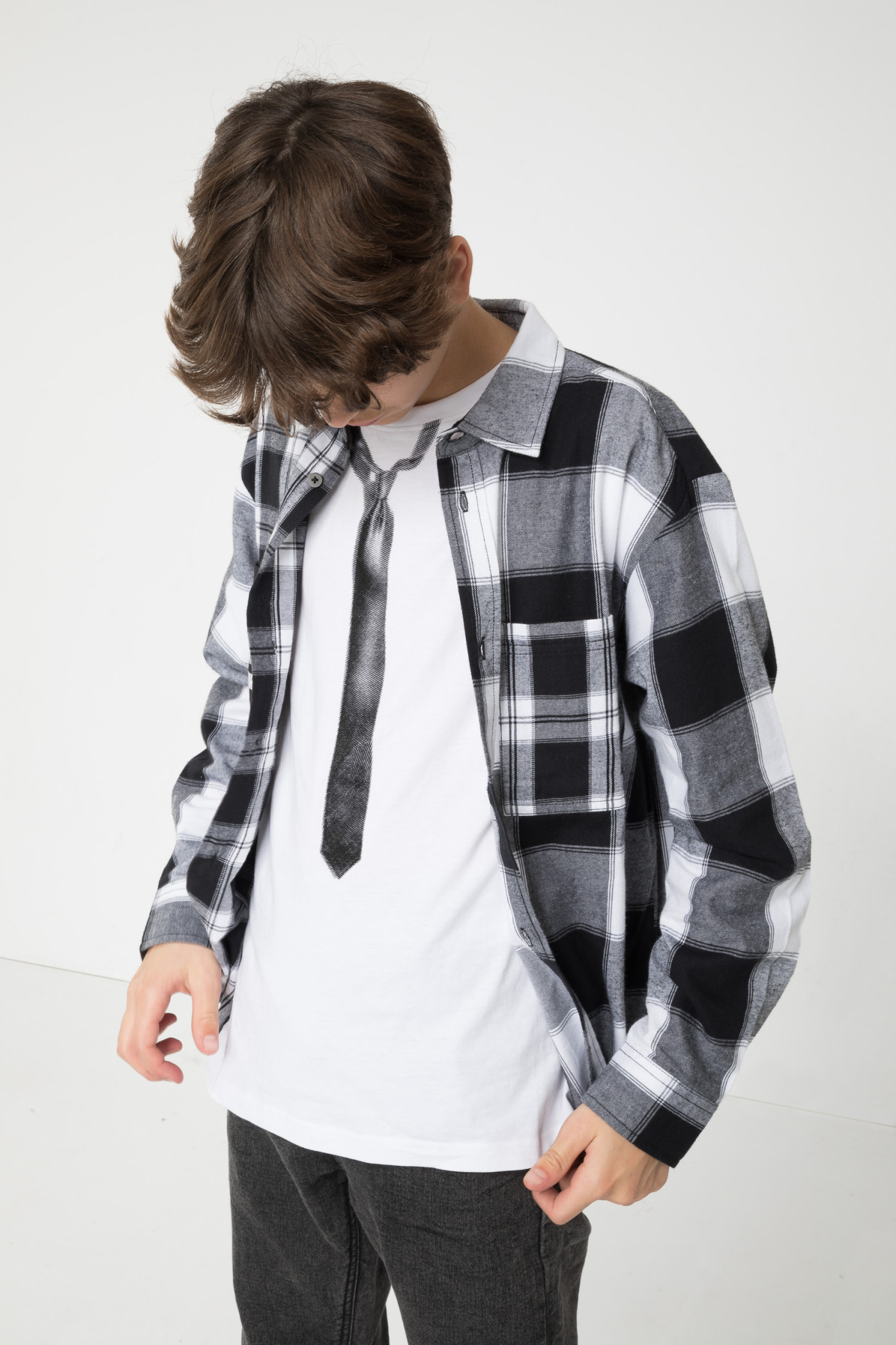 Biały T-shirt z motywem krawatu