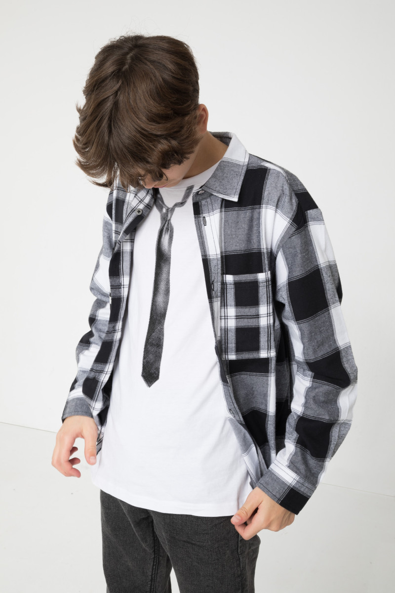 Biały T-shirt z motywem krawatu