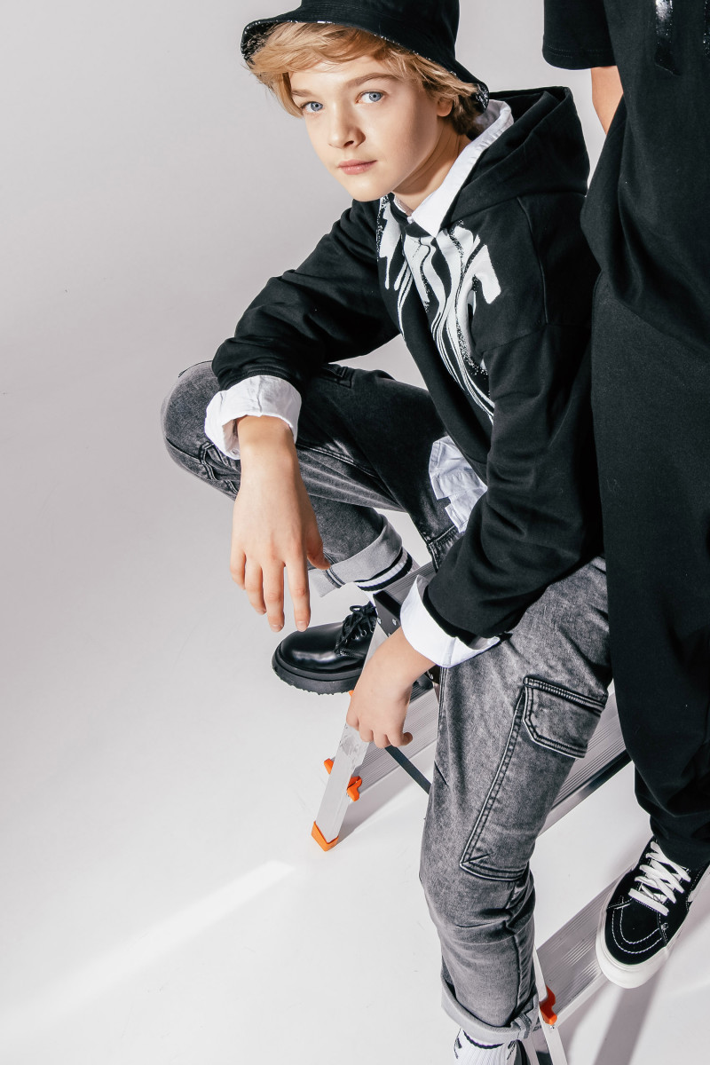 Czarne jeansy typu joggery z kieszeniami