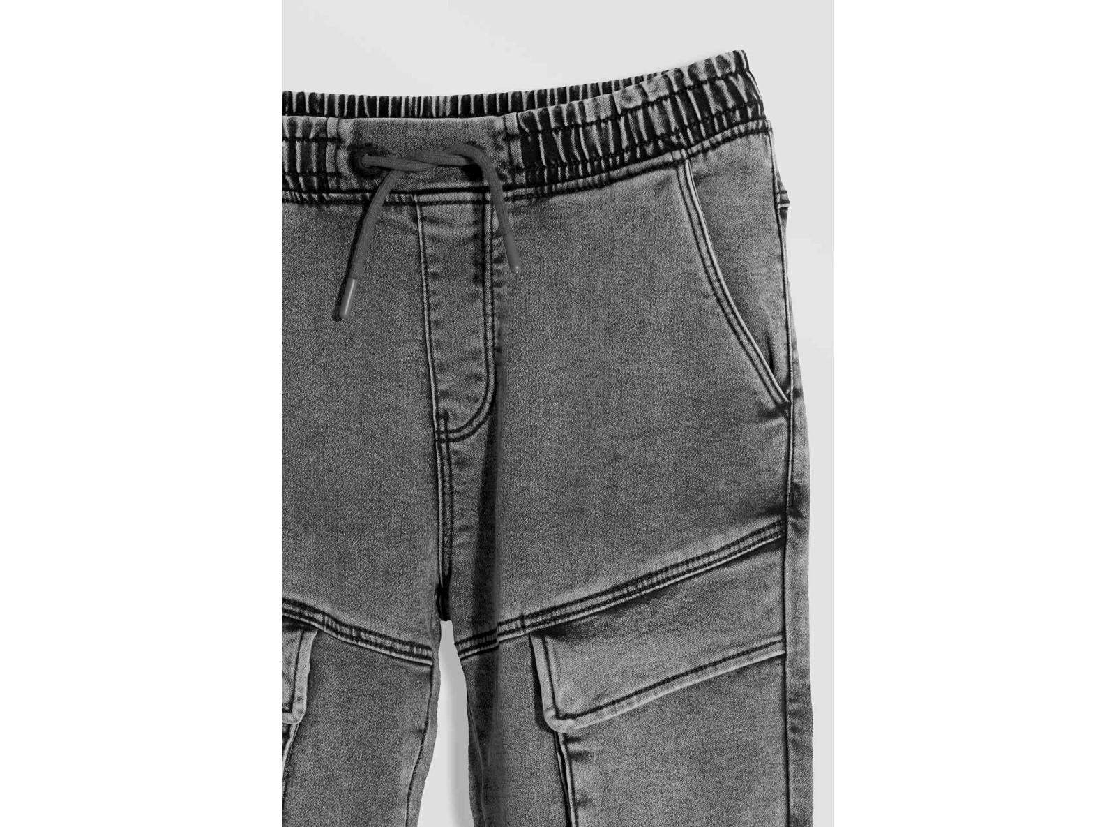 Czarne jeansy typu joggery z kieszeniami