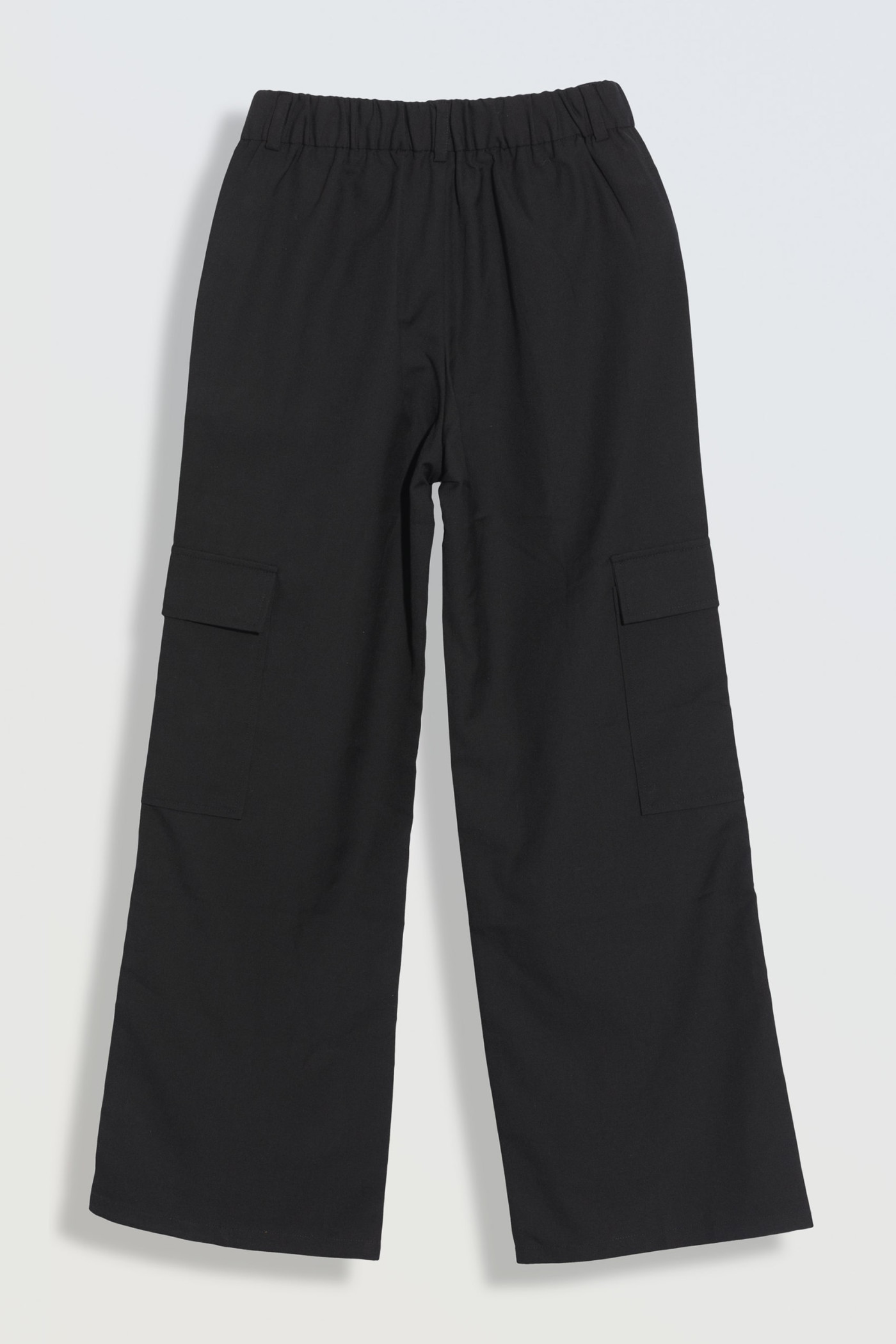 Czarne spodnie z szerokimi nogawkami z przestrzennymi kieszeniami