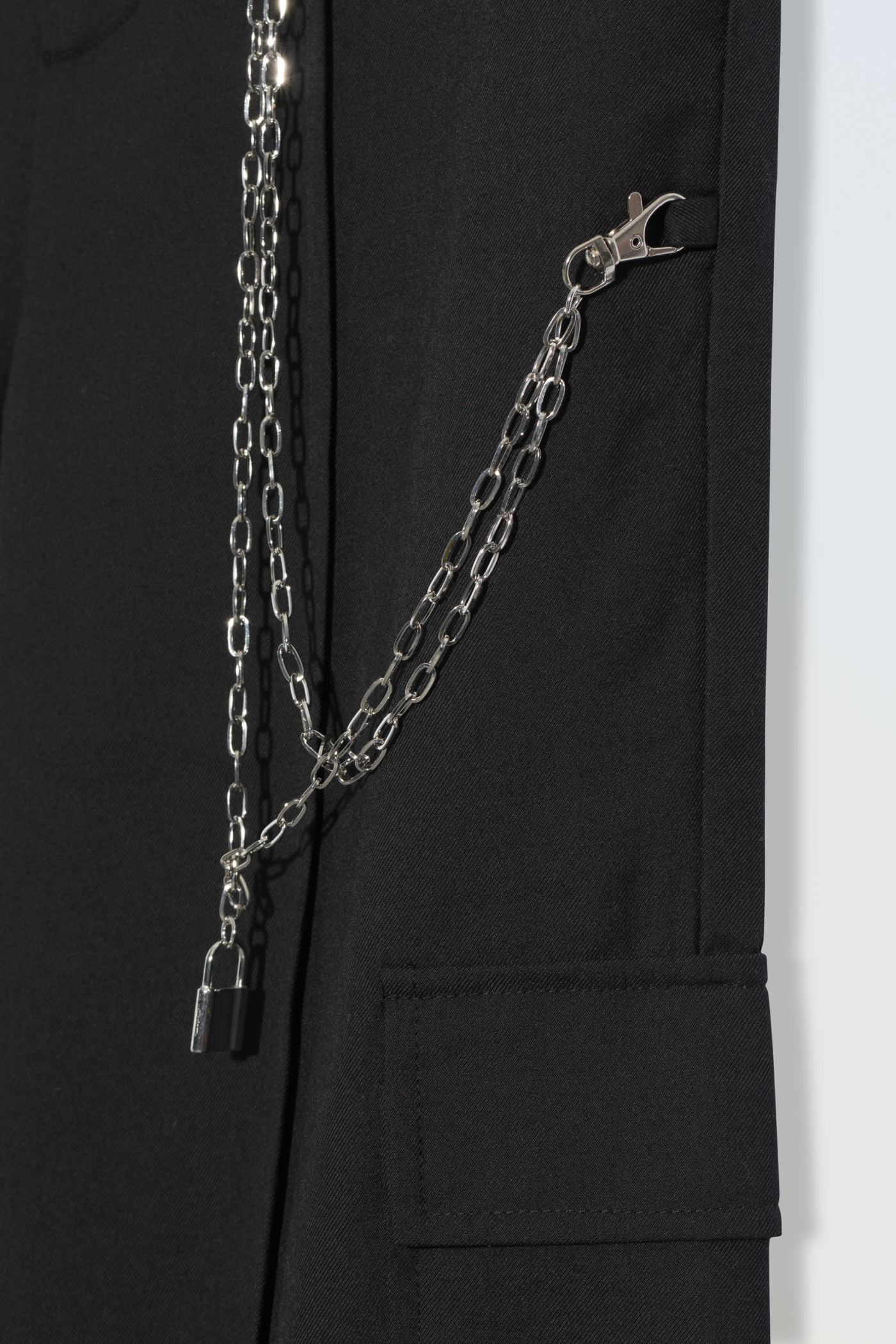 Czarne spodnie z szerokimi nogawkami z przestrzennymi kieszeniami