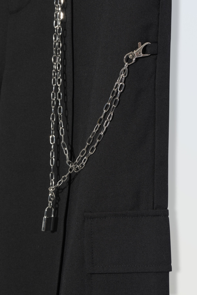 Czarne spodnie z szerokimi nogawkami z przestrzennymi kieszeniami