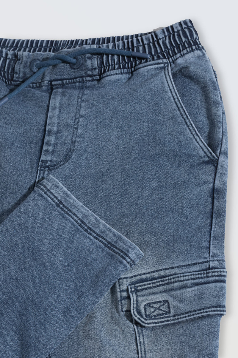 Niebieskie jeansowe spodnie typu cargo z przestrzennymi kieszeniami, niebieski