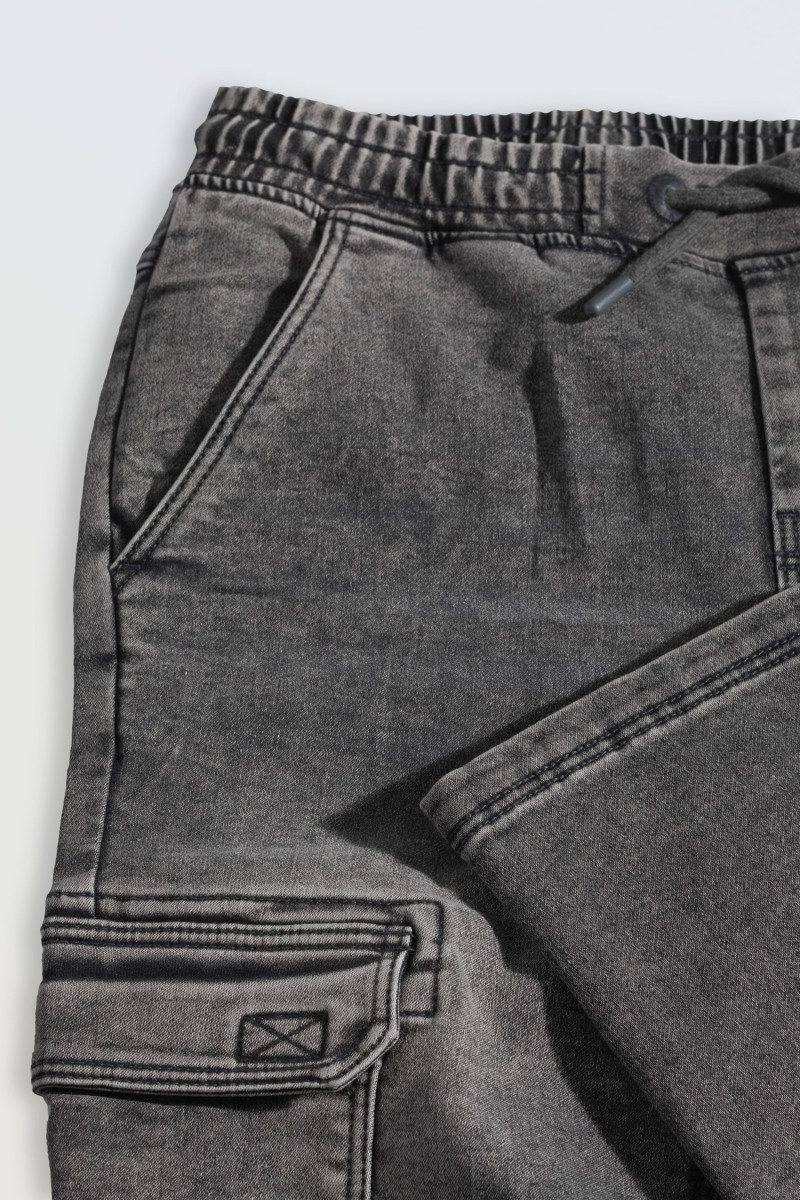 Czarne jeansowe spodnie typu cargo z przestrzennymi kieszeniami, czarny