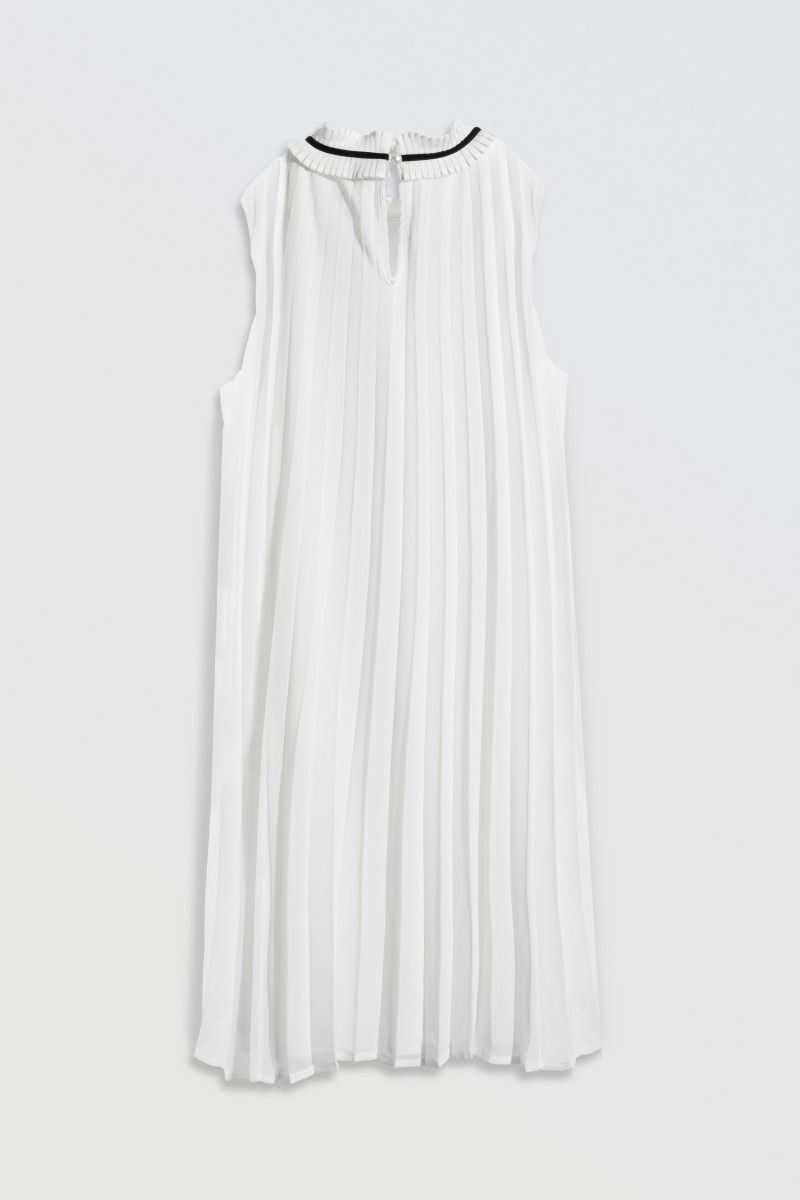 Biała sukienka plisowana z ozdobnym dekoltem, biały