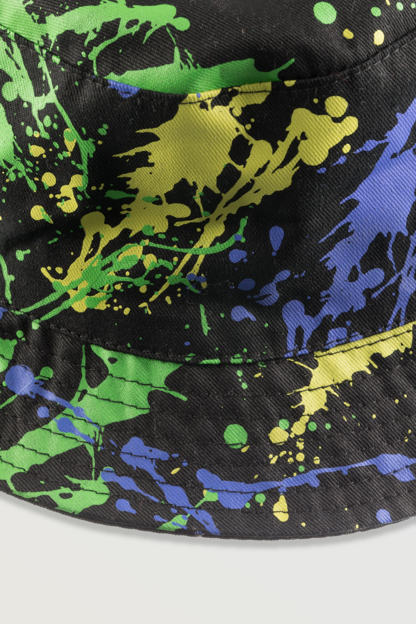 Czarny dwustronny kapelusz typu bucket-hat z kolorową grafiką