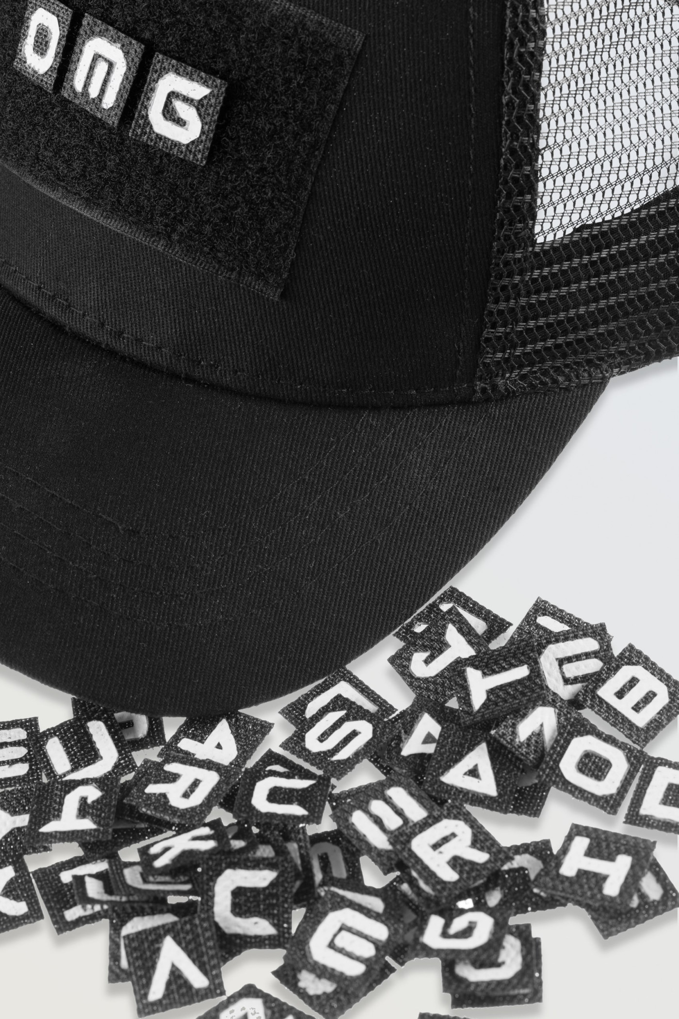 Czarna czapka z daszkiem z odpinanymi literami