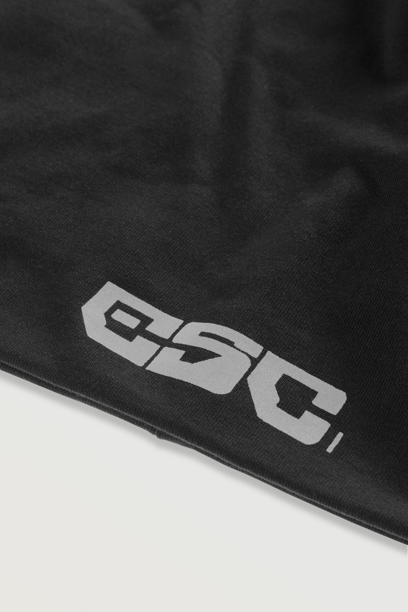Czarna czapka typu beanie z szarą grafiką z przodu