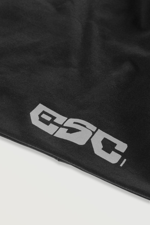 Czarna czapka typu beanie z szarą grafiką z przodu