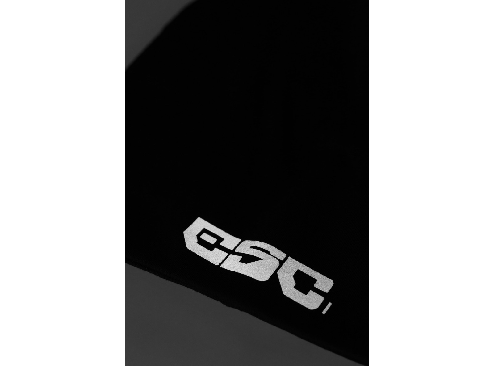 Czarna czapka typu beanie z szarą grafiką z przodu