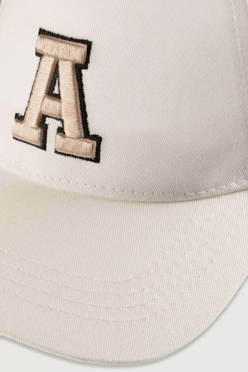 Biała czapka z daszkiem z haftowanym napisem na środku, beżowy