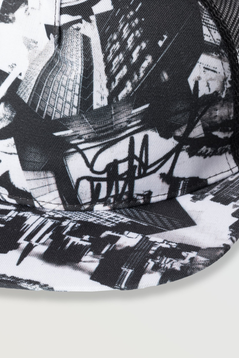 Czapka z daszkiem z biało-czarną grafiką, czarny