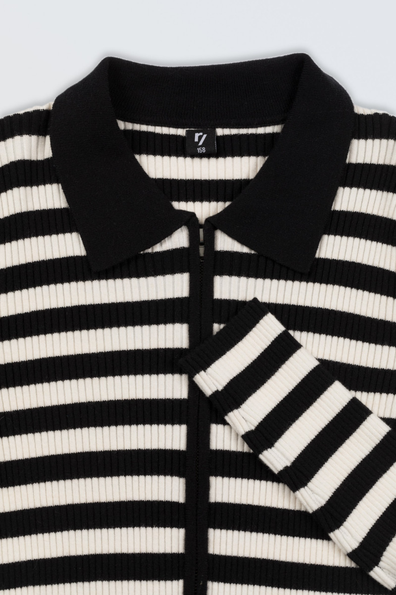 Sweter z kołnierzykiem w biało-czarne paski, multikolor