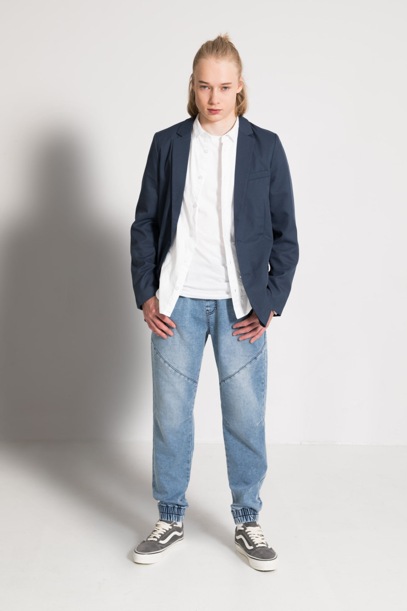 Niebieskie spodnie jeansowe typu joggery z modnymi przeszyciami, niebieski