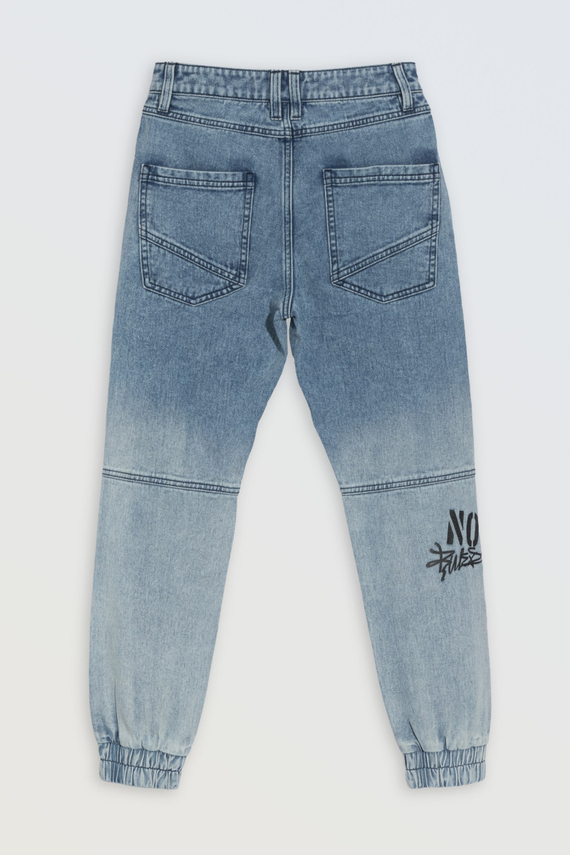 Niebieskie spodnie jeansowe typu joggery z nadrukami na nogawkach