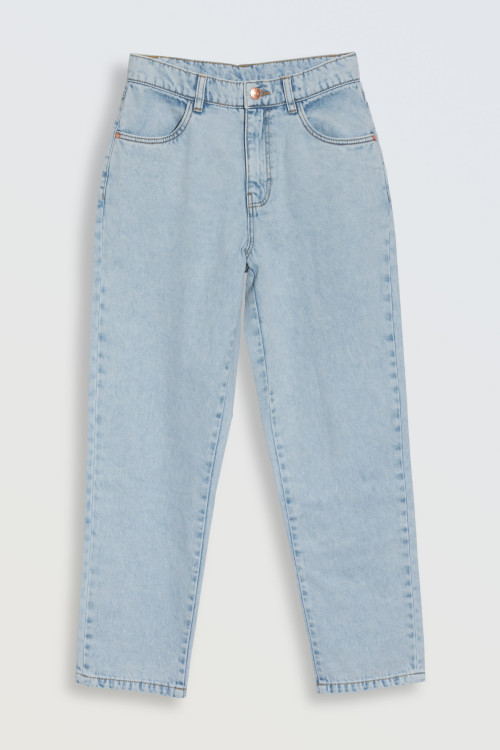 Jasnoniebieskie spodnie jeansowe typu MOM FIT