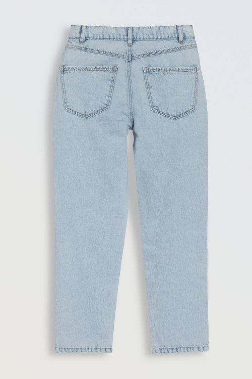 Jasnoniebieskie spodnie jeansowe typu MOM FIT