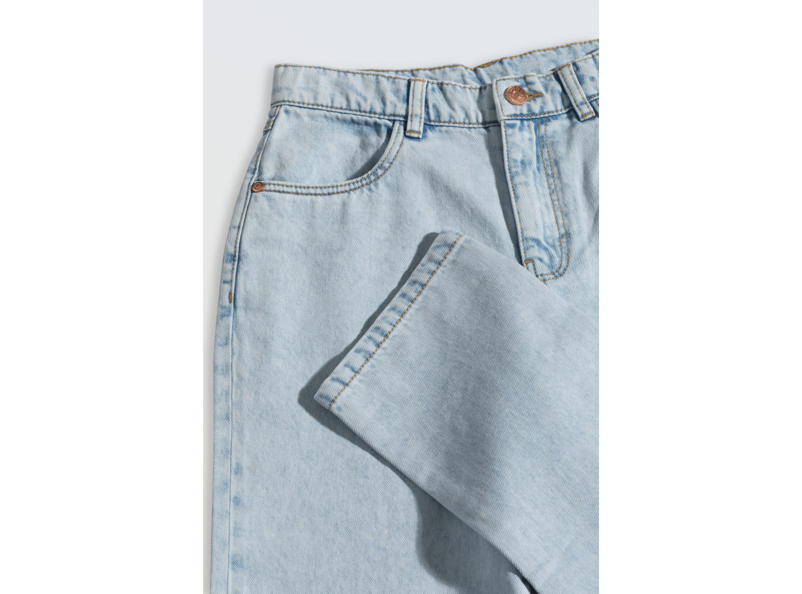 Jasnoniebieskie spodnie jeansowe typu MOM FIT