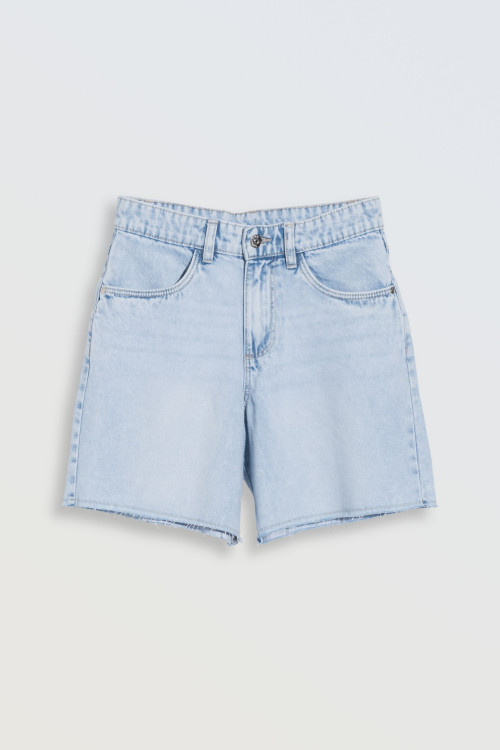 Jasnoniebieskie krótkie spodenki jeansowe