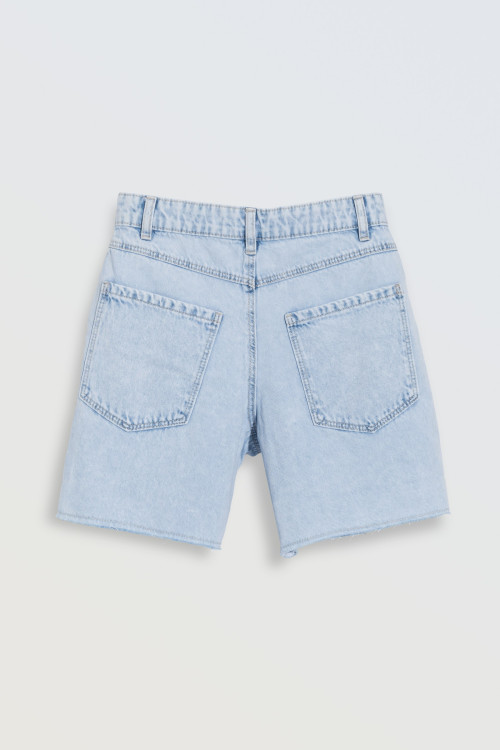 Jasnoniebieskie krótkie spodenki jeansowe