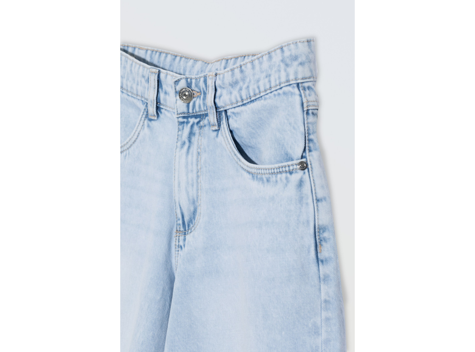 Jasnoniebieskie krótkie spodenki jeansowe