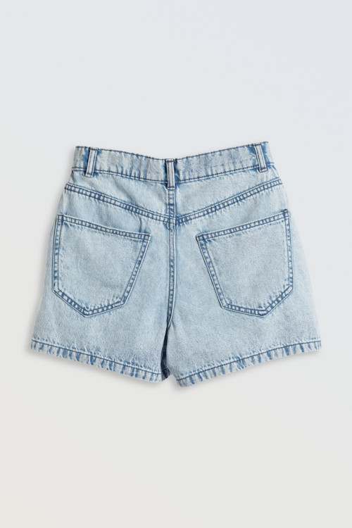 Jasnoniebieskie krótkie spodenki jeansowe
