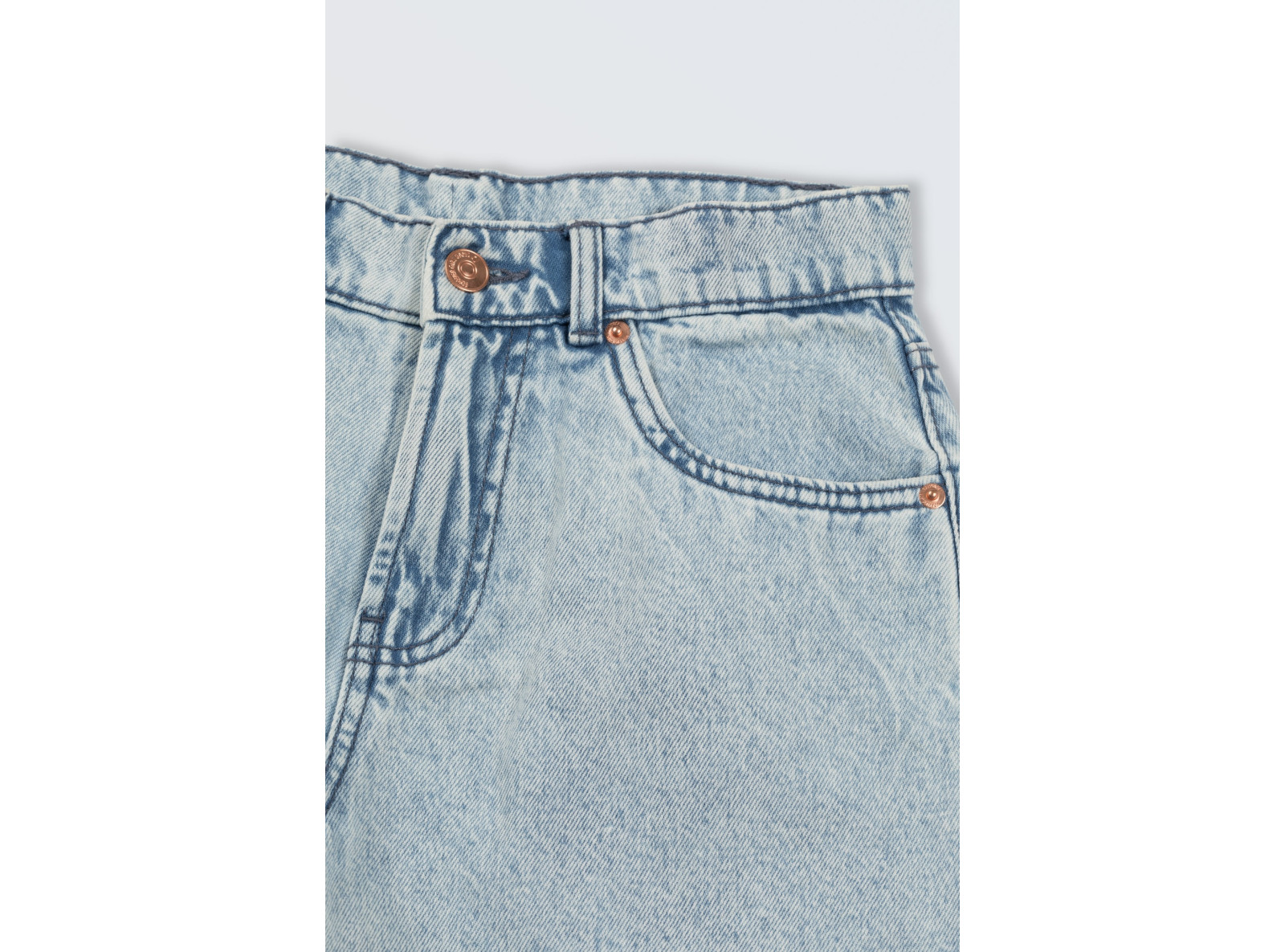 Jasnoniebieskie krótkie spodenki jeansowe