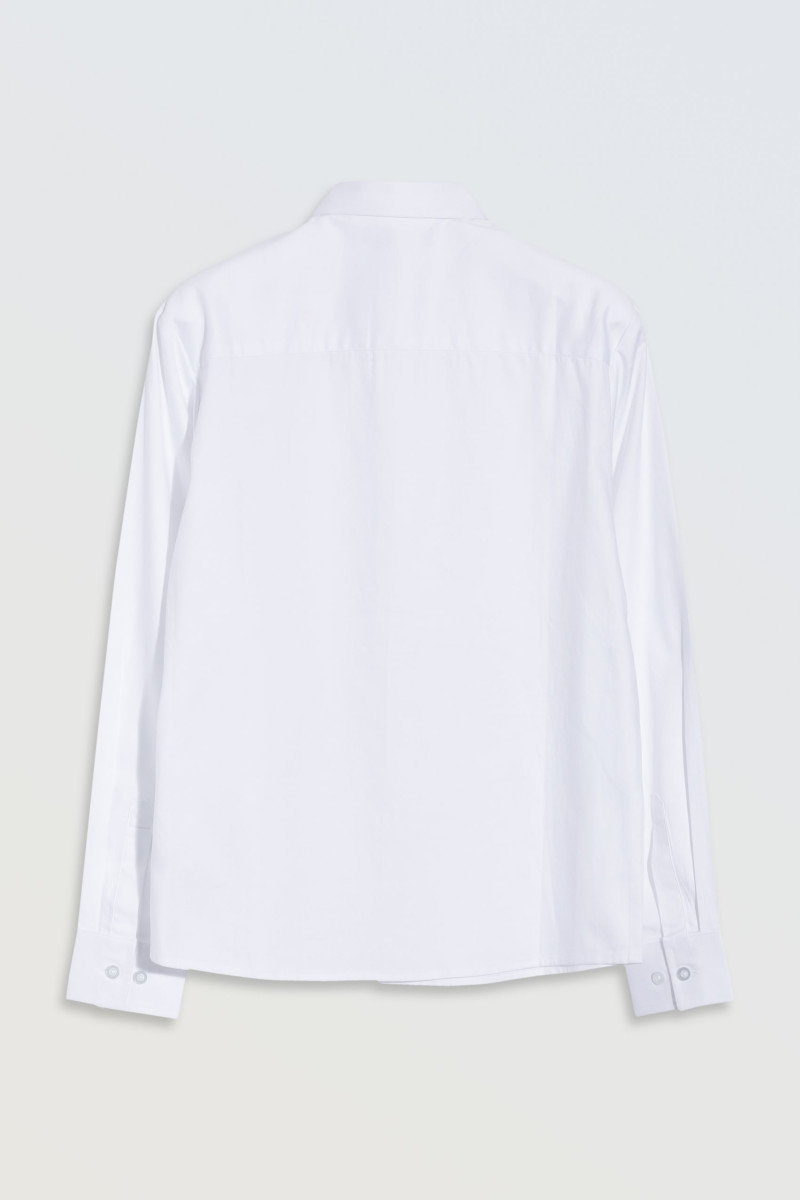 Biała koszula o luźnym kroju z długim rękawem