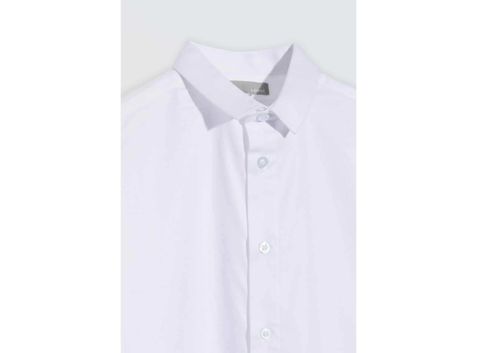 Biała koszula o luźnym kroju z długim rękawem