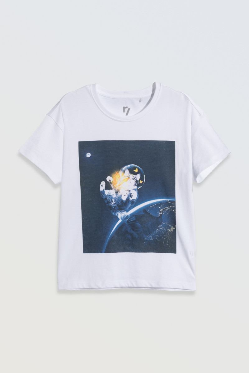 Biały T-shirt z kolorowym nadrukiem z przodu