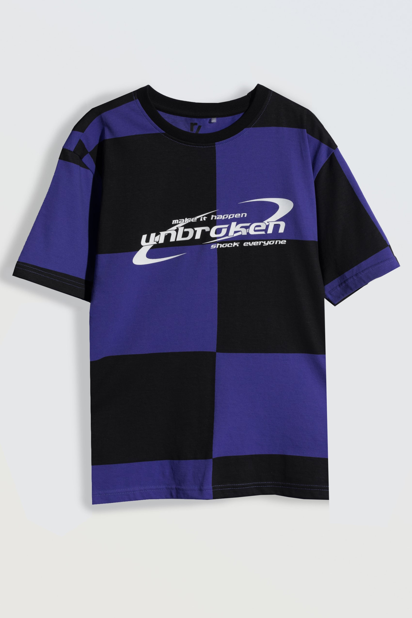 T-shirt z fioletowo-czarnym nadrukiem z motywem szachownicy na całości