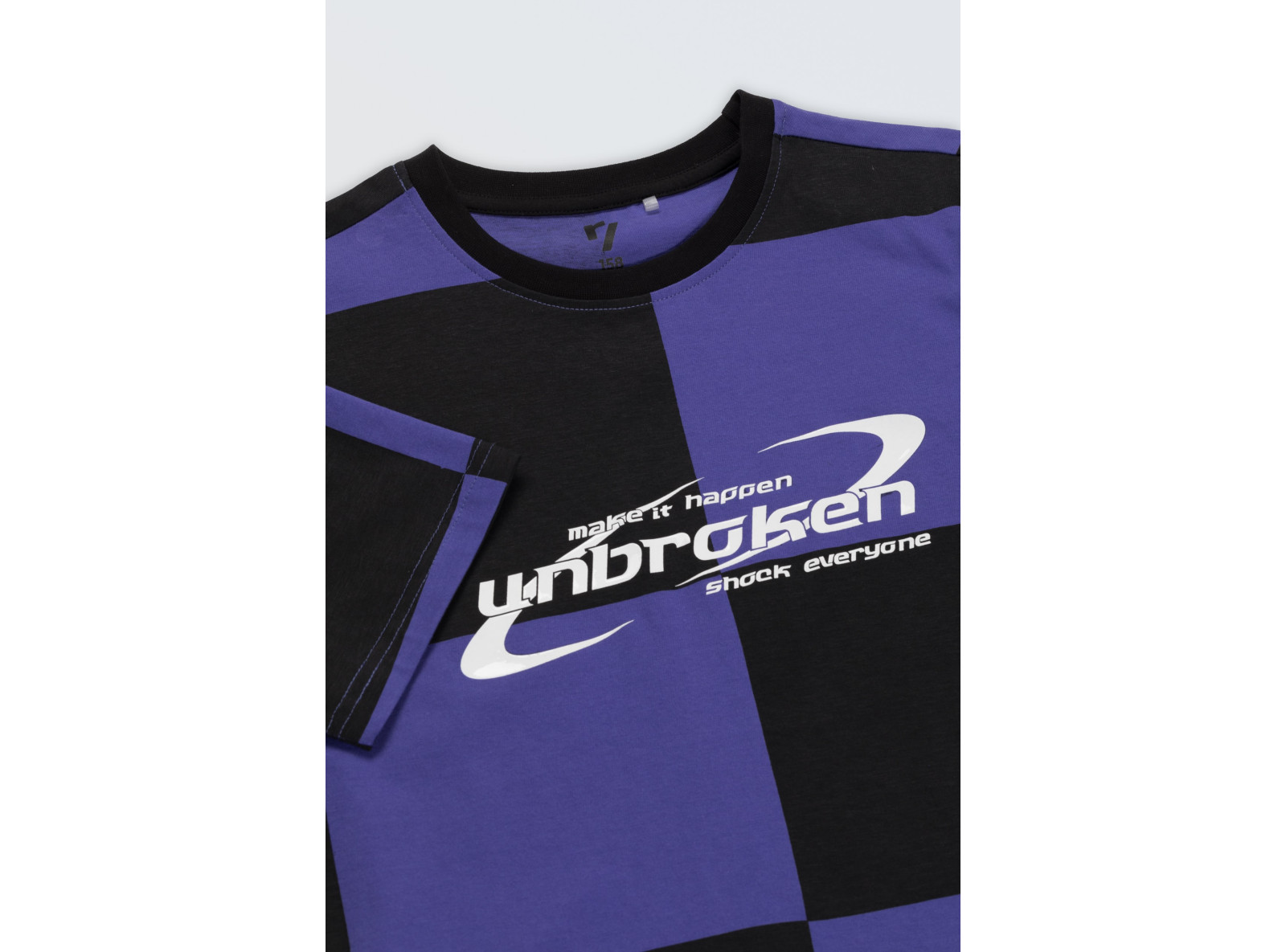 T-shirt z fioletowo-czarnym nadrukiem z motywem szachownicy na całości