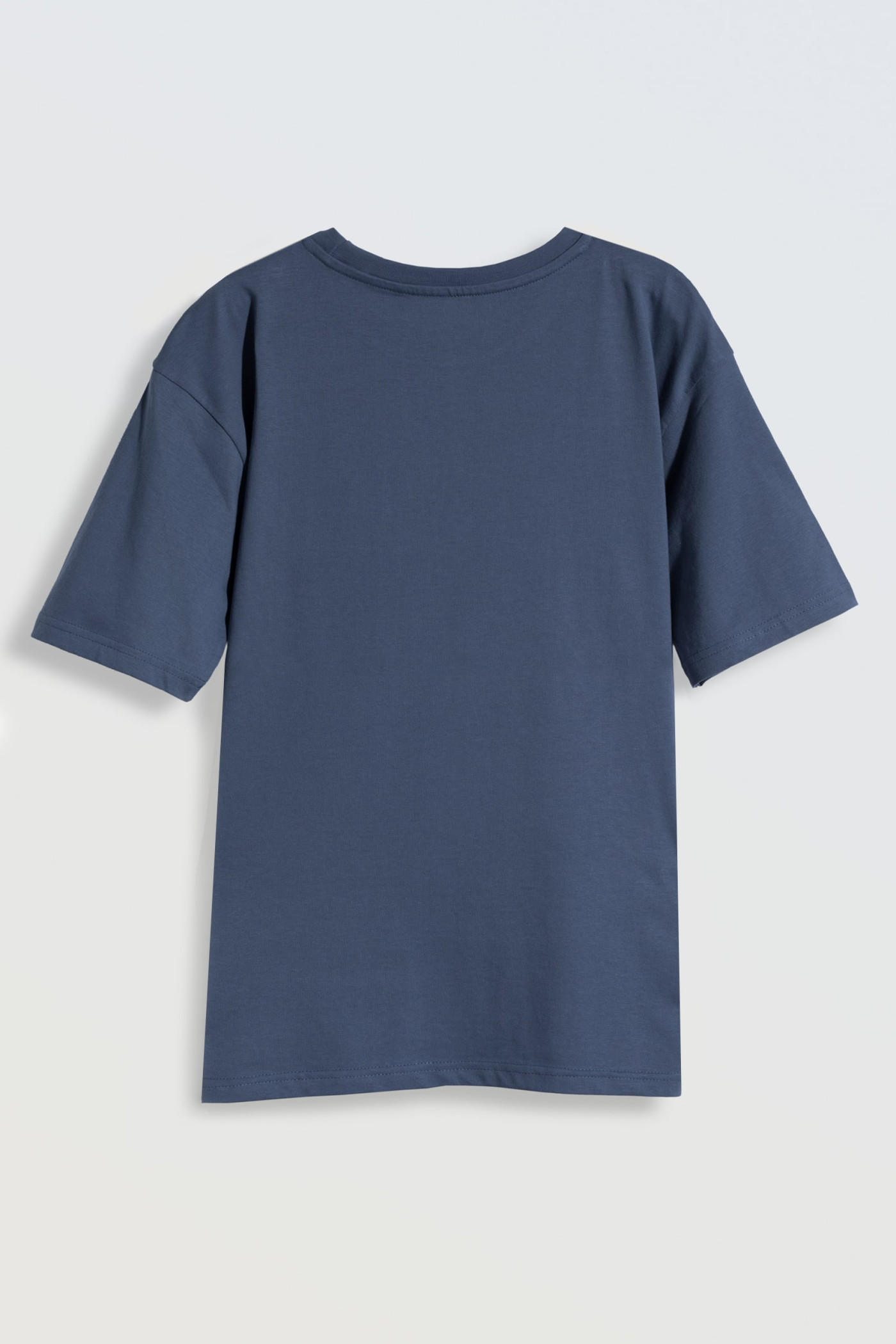 Niebieski T-shirt z kolorowym nadrukiem z przodu