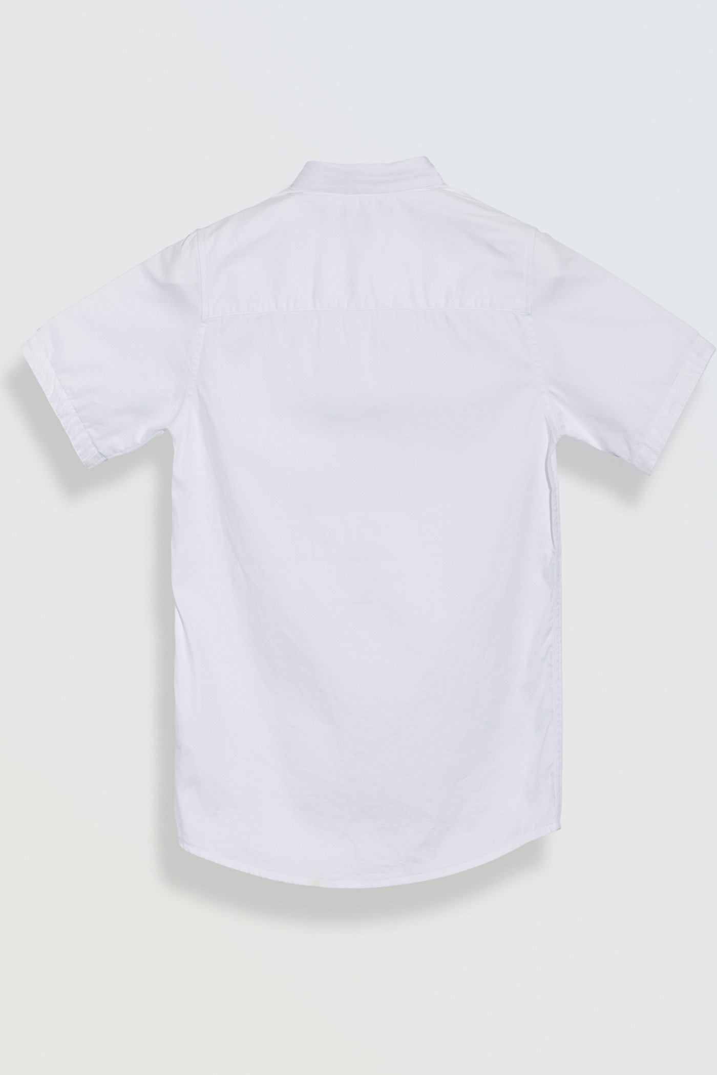 Biała koszula z kieszonką o regularnym kroju z krótkim rękawem