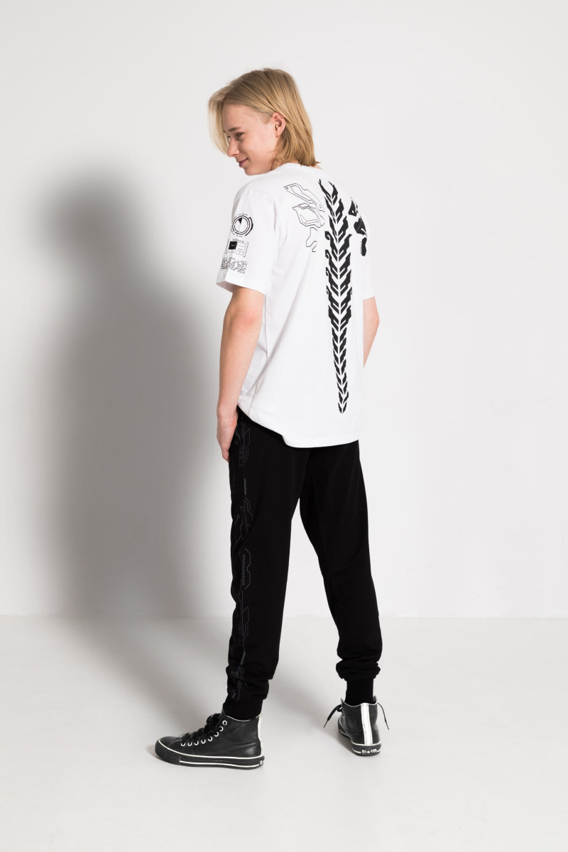 Czarne spodnie dresowe z graficznym nadrukiem na bokach