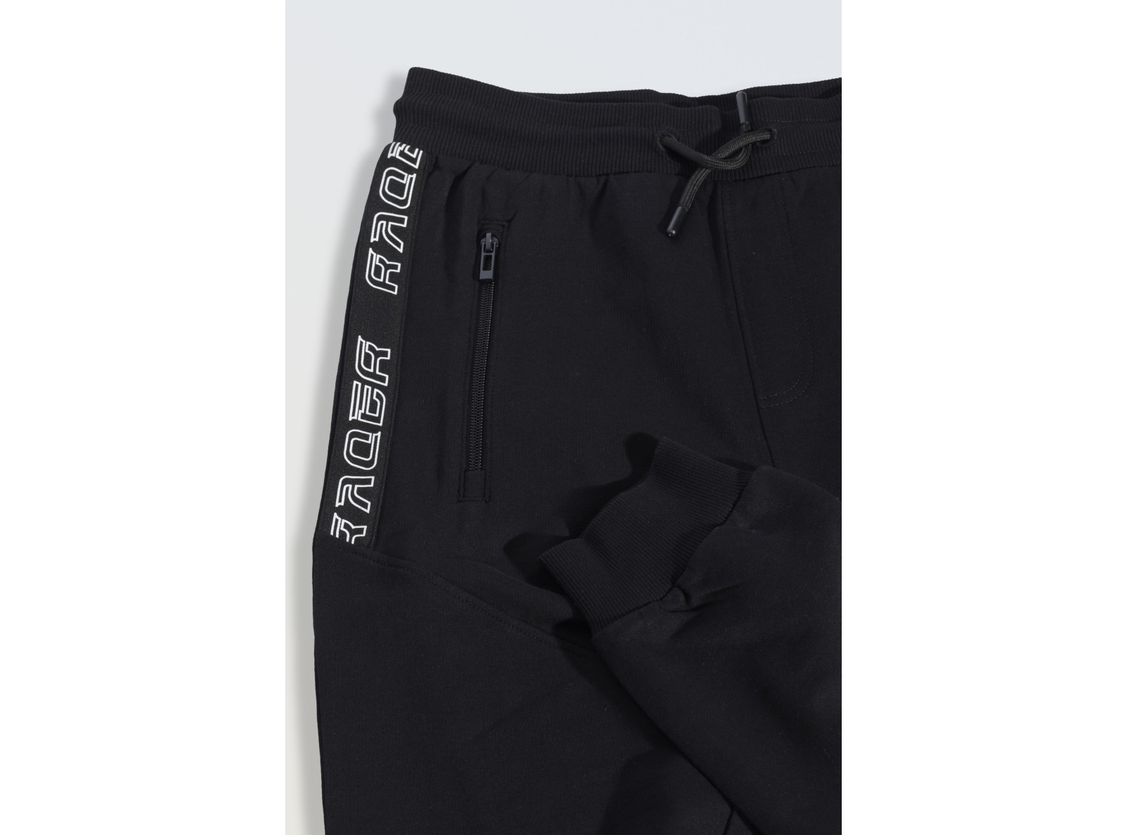 Czarne spodnie dresowe z napisami przy kieszeniach