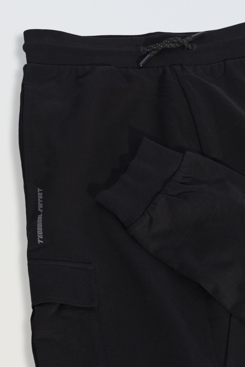 Czarne spodnie dresowe z kieszeniami na nogawkach, czarny