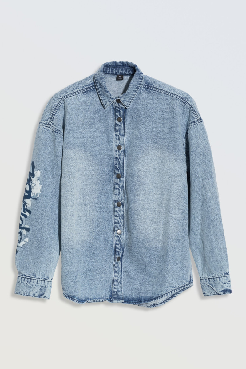 Niebieska jeansowa koszula o kroju oversize