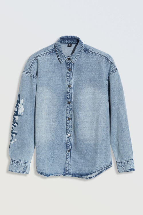 Niebieska jeansowa koszula o kroju oversize