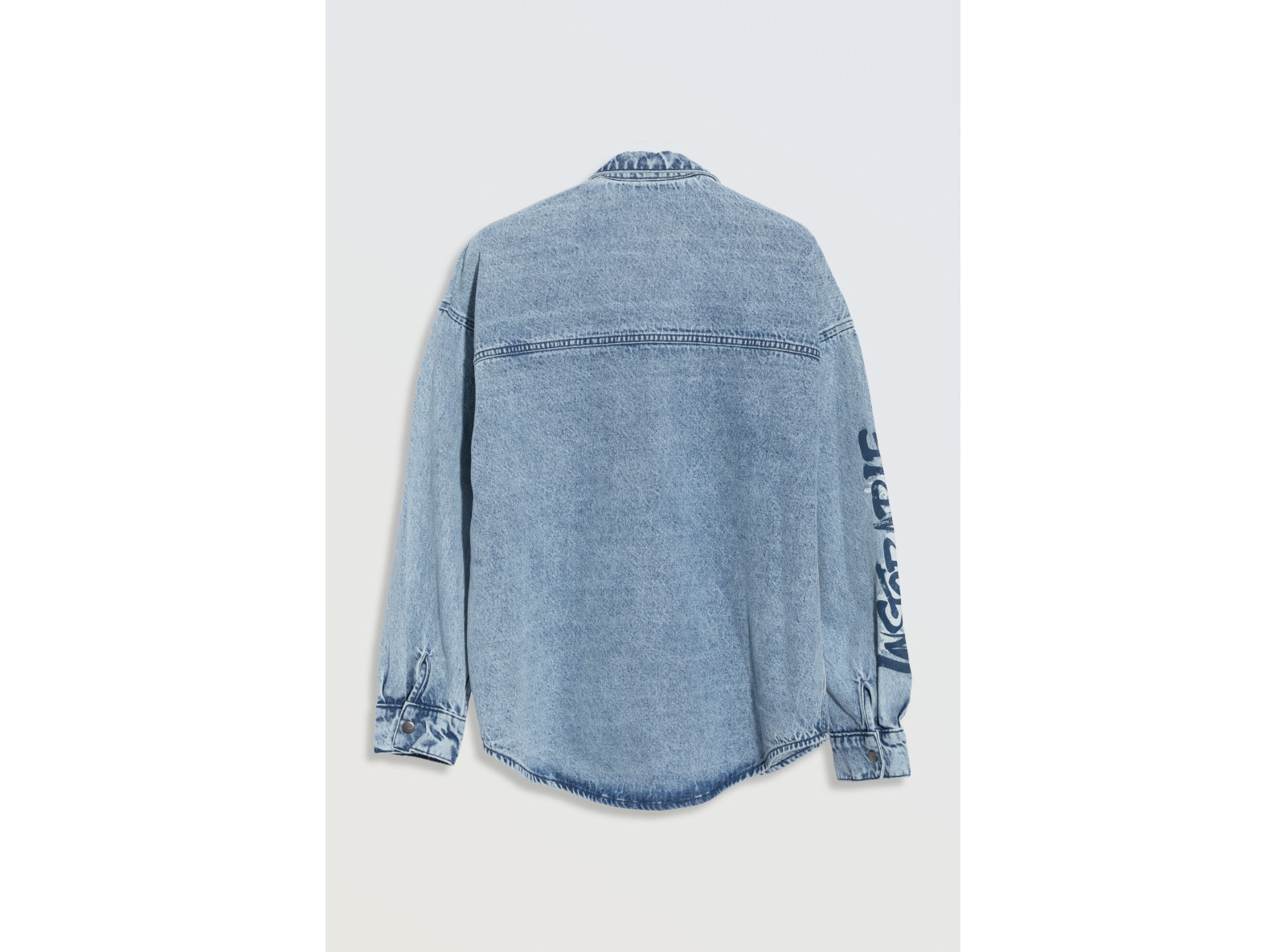 Niebieska jeansowa koszula o kroju oversize