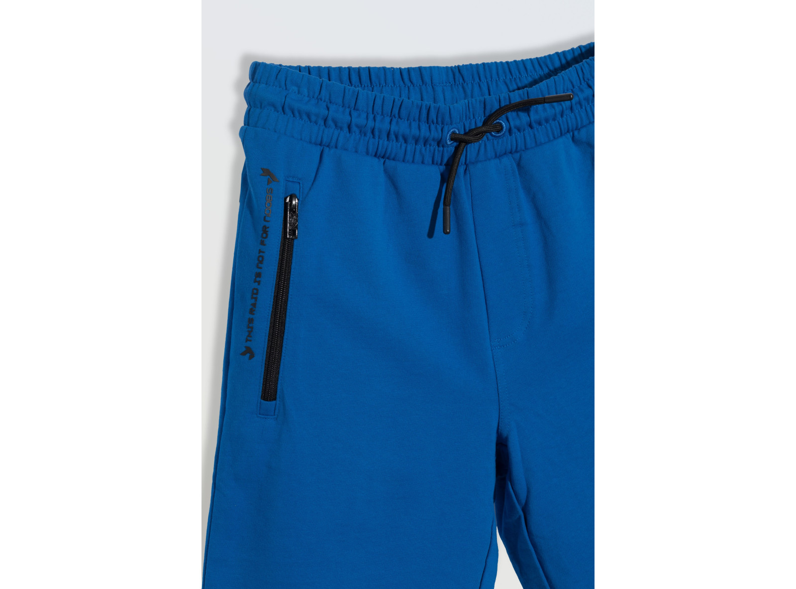 Niebieskie krótkie spodenki dresowe z kieszeniami zapinanymi na zamek