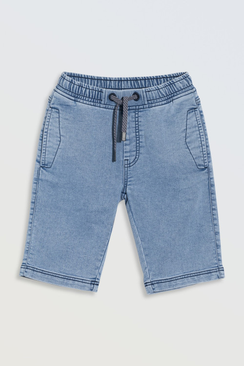 Niebieskie krótkie spodenki jeansowe z modnymi przeszyciami