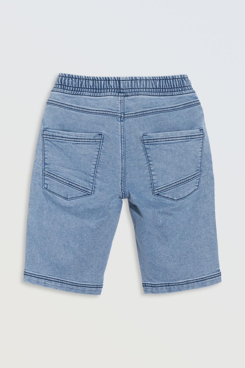 Niebieskie krótkie spodenki jeansowe z modnymi przeszyciami