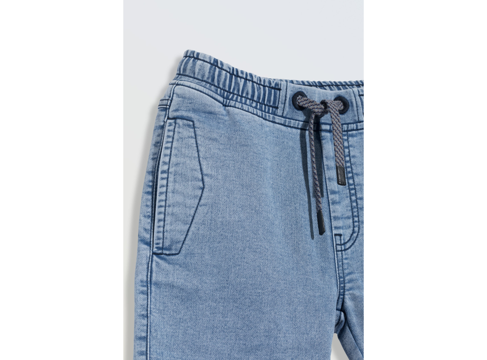Niebieskie krótkie spodenki jeansowe z modnymi przeszyciami