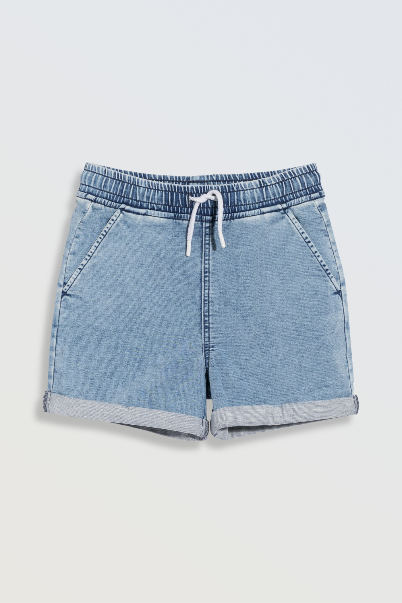 Jasnoniebieskie krótkie spodenki jeansowe z wywijanymi nogawkami