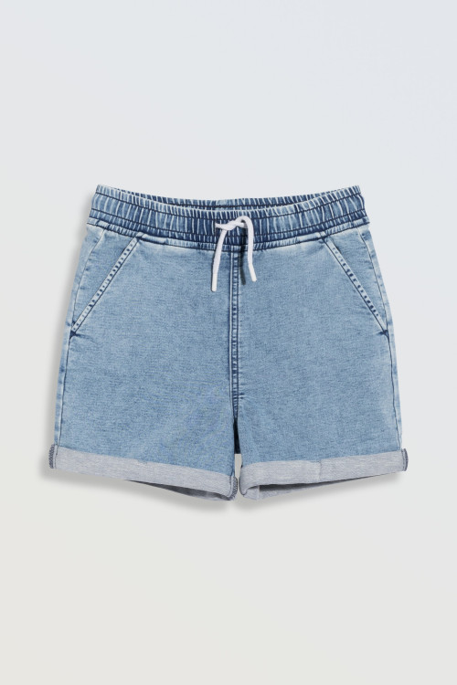 Jasnoniebieskie krótkie spodenki jeansowe z wywijanymi nogawkami