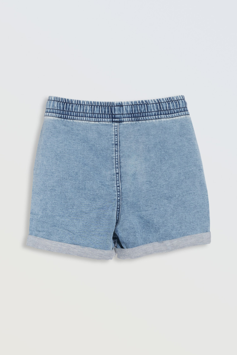 Jasnoniebieskie krótkie spodenki jeansowe z wywijanymi nogawkami