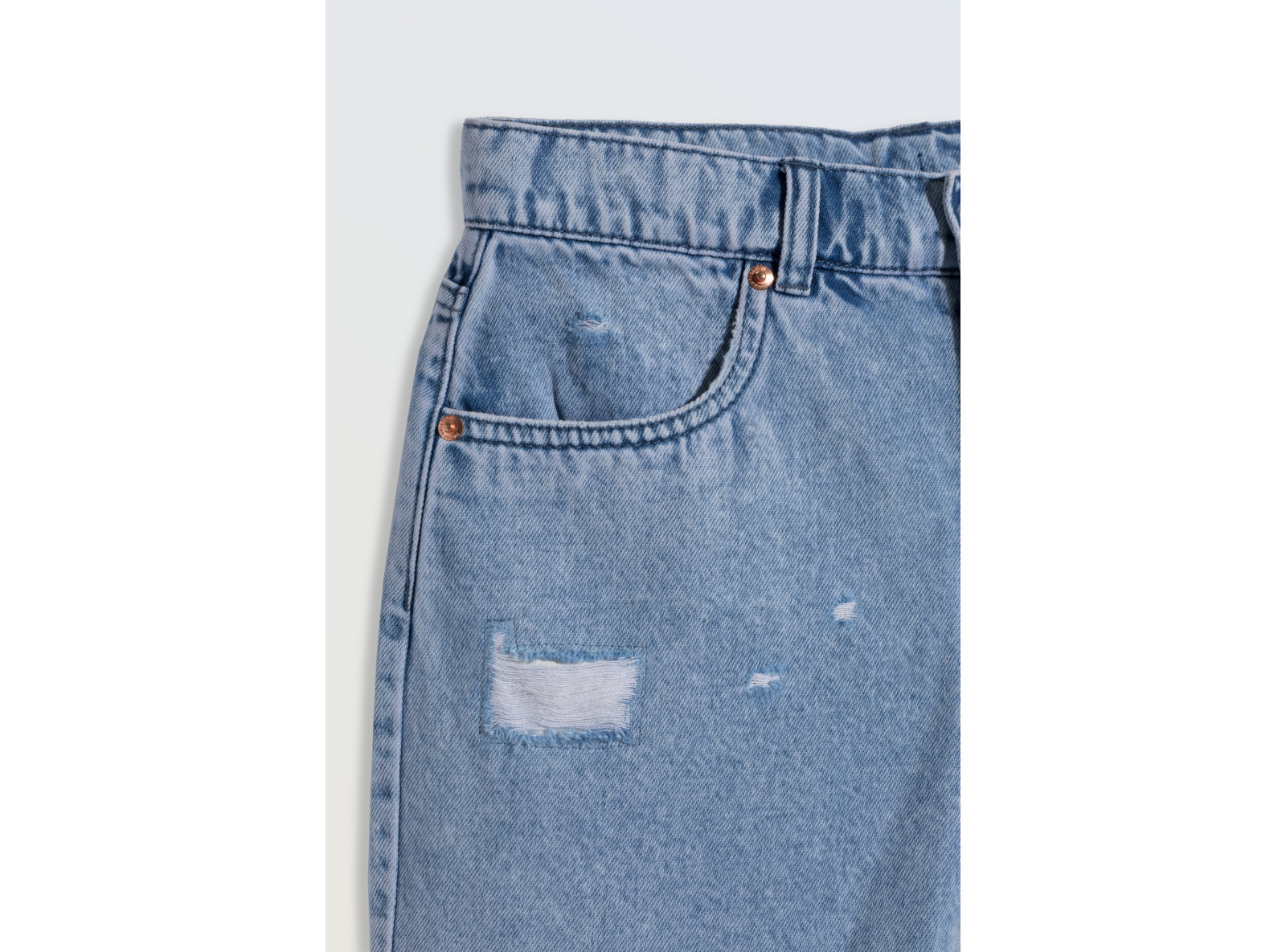 Jasnoniebieskie krótkie spodenki jeansowe z modnymi przetarciami